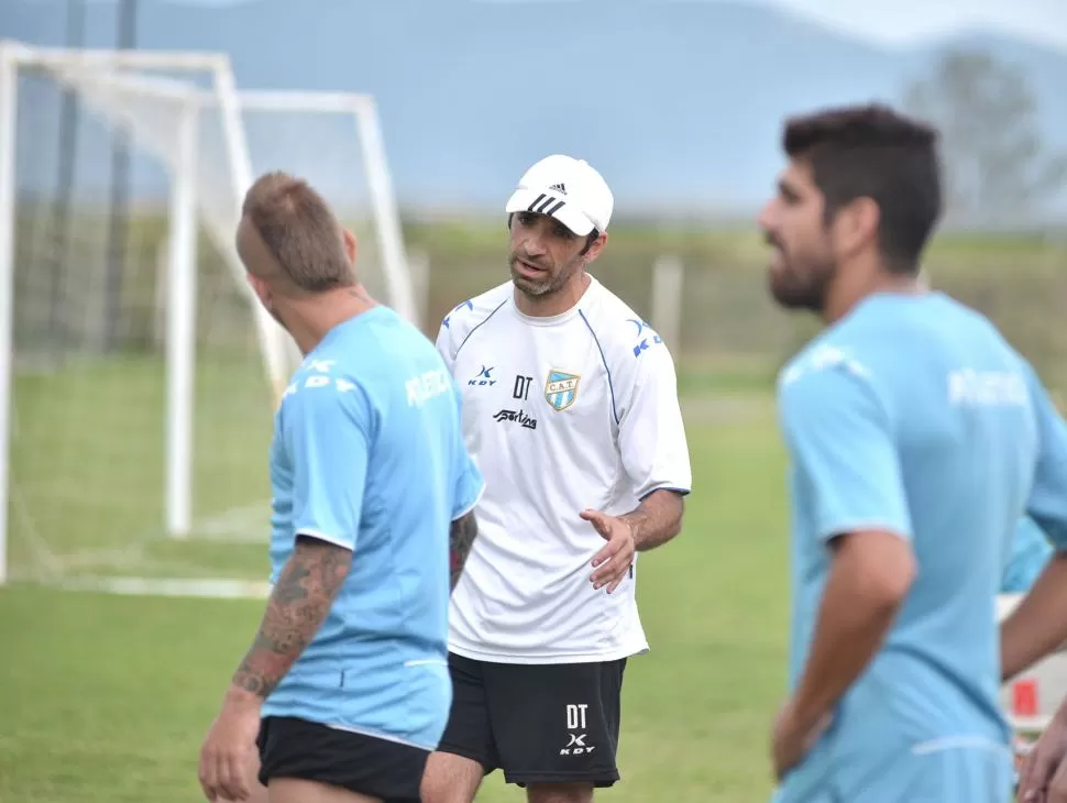 PROFESOR. Azconzábal charla con Pablo Garnier y le explica detalles de un trabajo durante la estadía en Salta. “Tengo 34 años y sigo aprendiendo”, sostuvo “Peca”. la gaceta salta / foto de carlos vergara