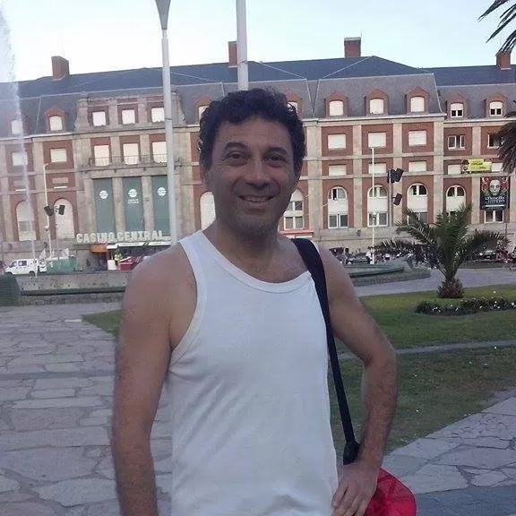 UN BUEN MOMENTO. Leonardo Gavriloff dirige “Pirámide invertida”, obra que compite por el Estrella de Mar. facebook Leonardo Gavriloff