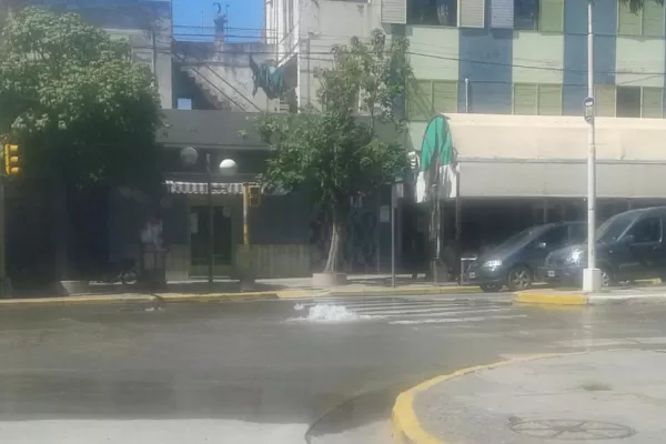 Preocupa a los vecinos una “fuente” de aguas servidas en pleno centro de Tafí Viejo