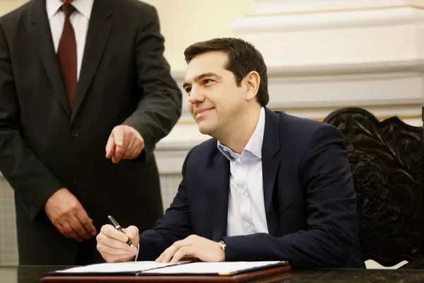 Tsipras juró y se alió con la derecha griega