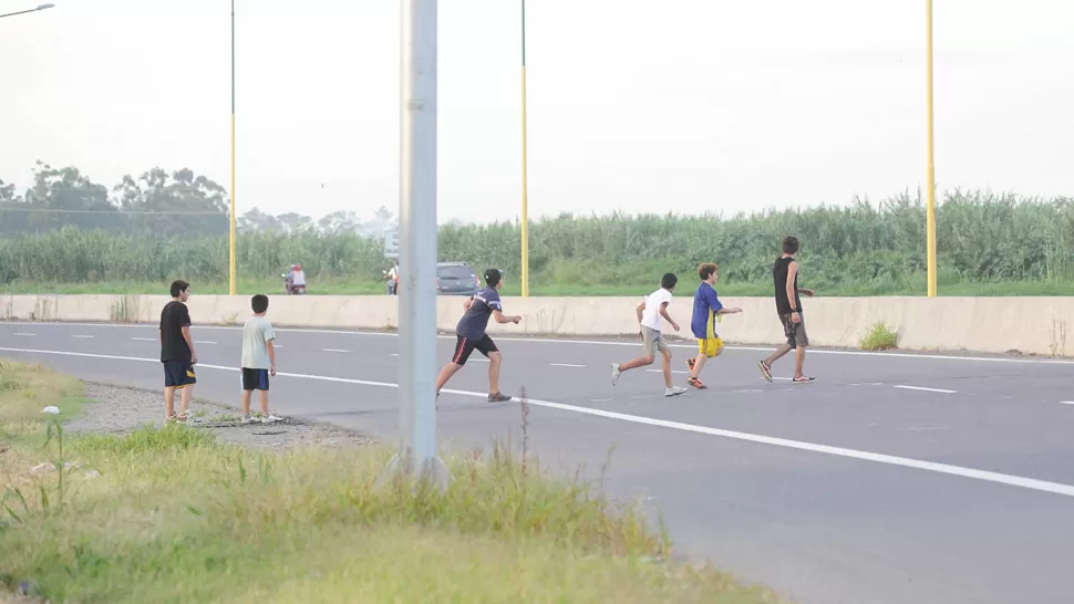 PELIGRO. Uno de los mayores riesgos en la nueva diagonal es el cruce de peatones por medio de la calzada. 