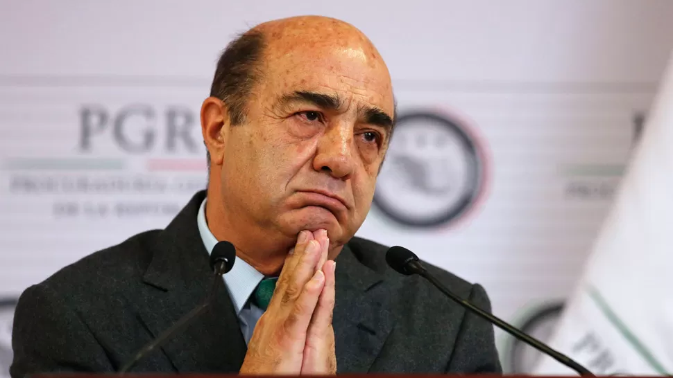 TRISTE INFORME. El fiscal  general, Jesús Murillo Karam, en conferencia de prensa. REUTERS