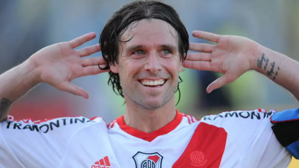 FESTEJO. Fernando Cavenaghi volvió al gol en River. Anotó el gol que puso al frente a los Millonarios, lo que le permite quedarse con la Copa de Oro en Mar del Plata.