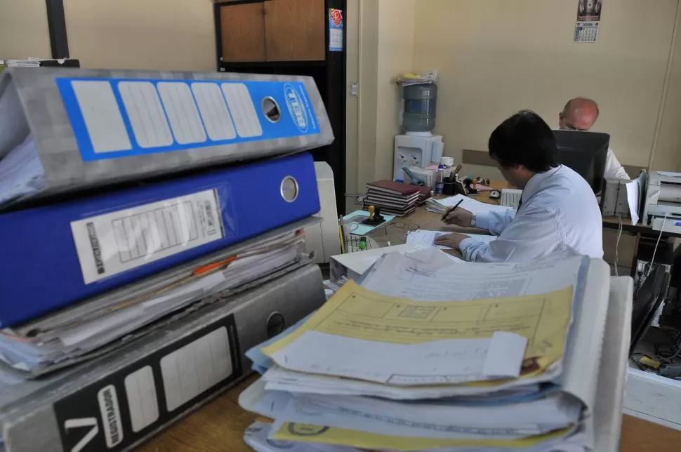 RELACIÓN. El tamaño del Estado, medido a través de los recursos humanos, es más grande en la Argentina que en los países vecinos. la gaceta / foto de josé nuno(archivo)