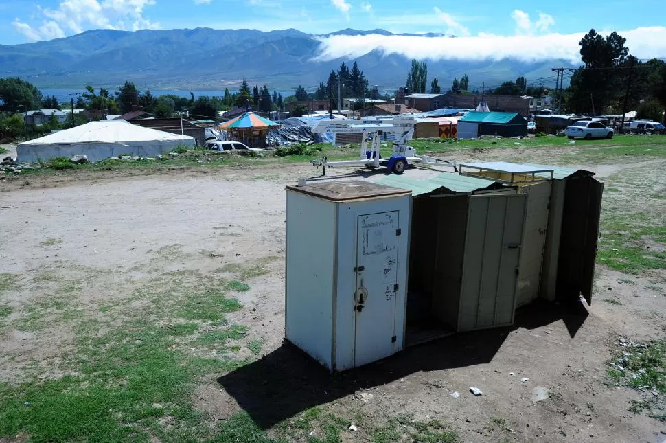 IMAGEN DE LA INVASIÓN. Baños químicos, maquinaria, carpas, y juegos mecánicos en terreno arqueológico. la gaceta / foto de diego aràoz