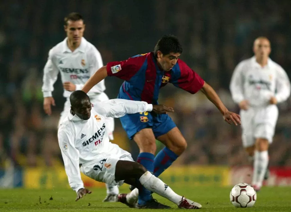 PESADILLA. Makelele sufrió a Román contra Boca en Japón y luego en Barcelona. foto de footballarchive.tumblr.com