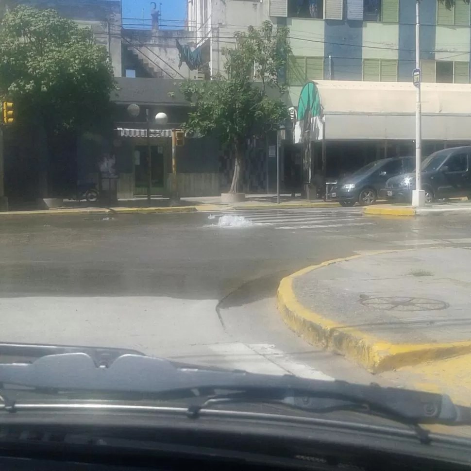 Preocupa a los vecinos una “fuente” de aguas servidas en pleno centro de Tafí Viejo