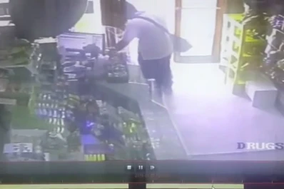 Armado con un cuchillo, un sujeto roba un drugstore en Barrio Norte