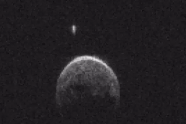 Un asteroide con  su propia luna