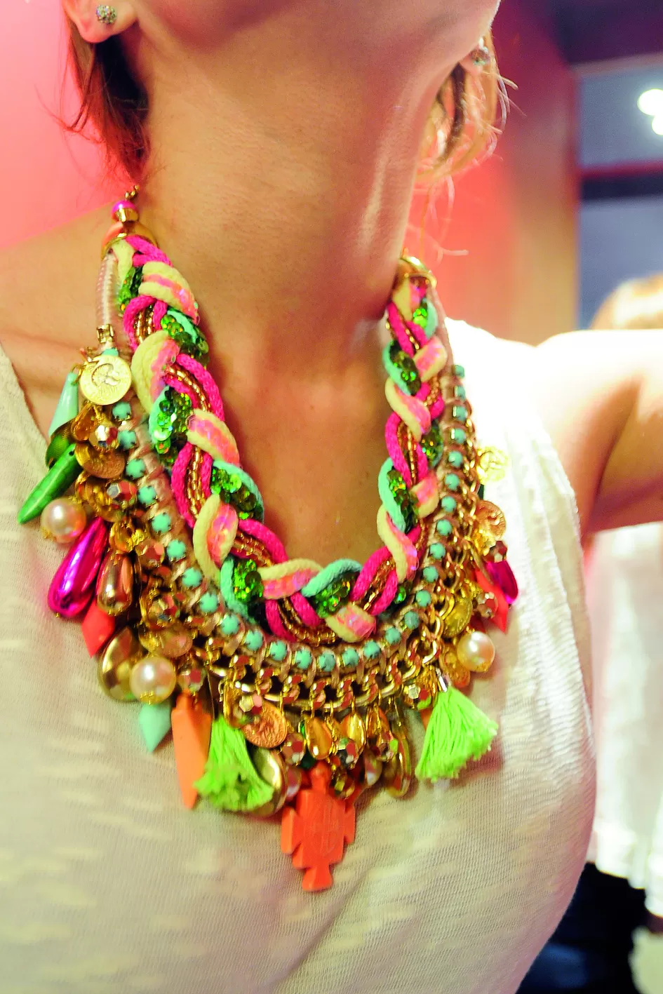 COLORIDO. Una remera blanca o cruda y este collar tipo pechera. Nada más para estar impecable ($550, Champagne Hippie).
 la gaceta / fotos de analía jaramillo