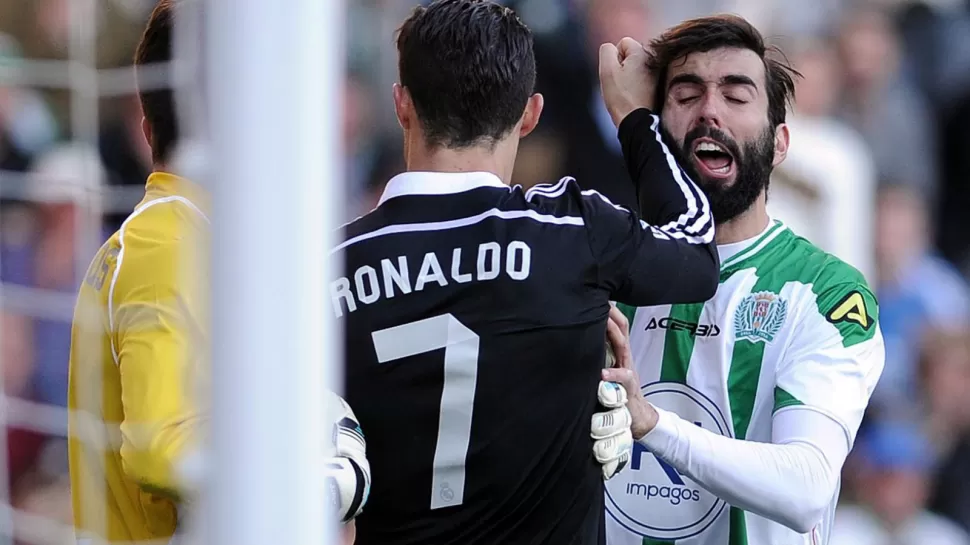 LA SACÓ BARATA. Antes de su expulsión, Cristiano golpeó de esta manera a Crespo, del Córdoba.
FOTO TOMADA DE espanol.eurosport.com 