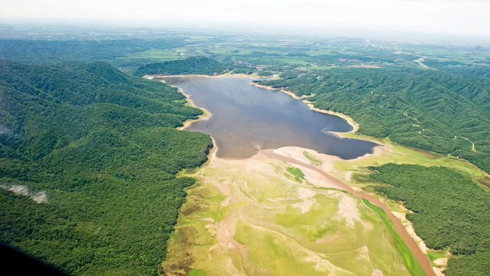 LA COLA DEL DIQUE. Una desoladora vista aérea del dique El Cadillal muestra los estragos que hizo la sequía en los últimos tres años. LA GACETA / FOTO DE JORGE OLMOS SGROSSO