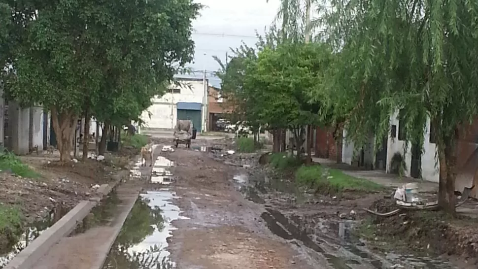 Una incomprensible dejadez convirtió el pasaje Chubut en un campo de guerra