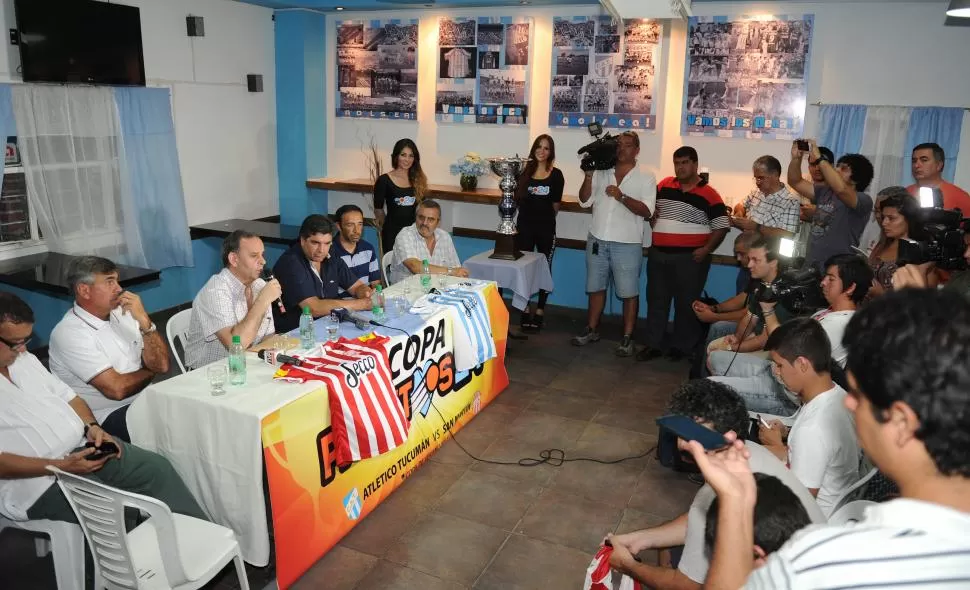 PRESENTACIÓN. Oscar Mirkin, presidente de San Martín, toma el micrófono y habla ante los periodistas. Compartió la mesa con sus pares de Atlético y con los técnicos Darío Tempesta y Juan Azconzábal. LA GACETA / FOTO DE HÉCTOR PERALTA