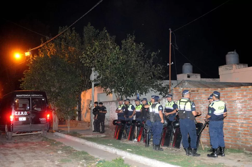 PREVENCIÓN. Oficiales de Infantería y del Grupo CERO tuvieron que intervenir par poner fin al tiroteo que protagonizaron las dos familias. la gaceta / foto de héctor peralta 