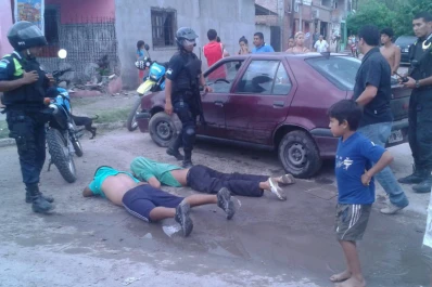 Huían de un control y chocaron una casa