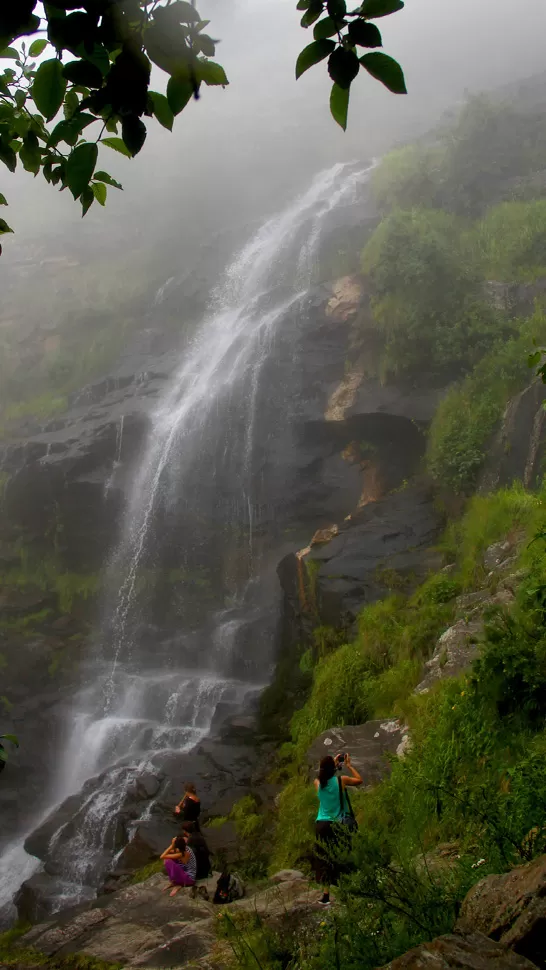 IMPONENTE. A los pies de la cascada, los turistas se toman fotos y disfrutan de las gotas frescas que los salpica.

