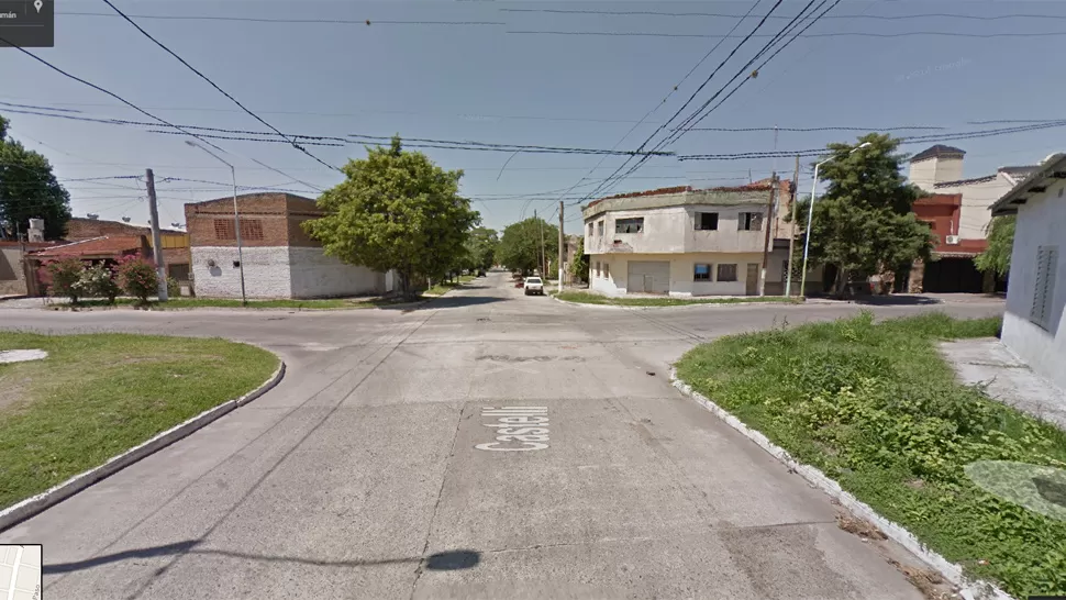 DETENIDA. La mujer discutía con un hombre en la intersección de San Juan y Castelli. CAPTURA GOOGLE STREET VIEW