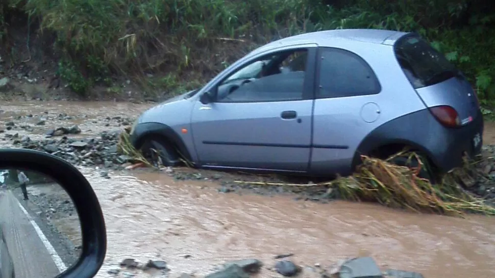 ESTANCADO. Un automóvil permanecía esta mañana estancado en la ruta 315, en las inmediaciones del barrio San Javier, camino a Tafí Viejo. FOTO ENVIADA POR UN LECTOR