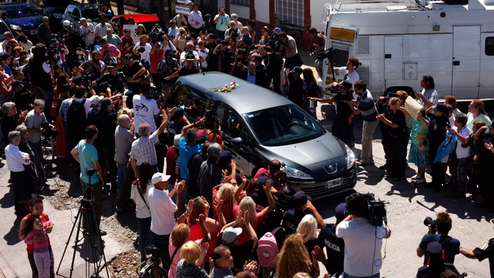 ADIÓS. Un grupo de personas se acercó hasta las puertas del cementerio de La Tablada para despedir al fiscal que impulsaba la causa AMIA. REUTERS