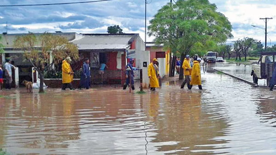 ANEGADOS. El agua en la localidad de Bandera desbordó sobre las calles principales. FOTO DE ELLIBERAL.COM.AR