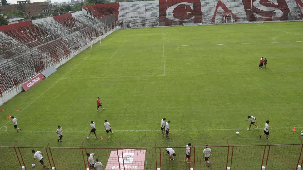 APUNTA AL DECANO. El Santo trabajó en el estadio, a puertas cerradas. (FOTO LA GACETA FRANCO VERA)