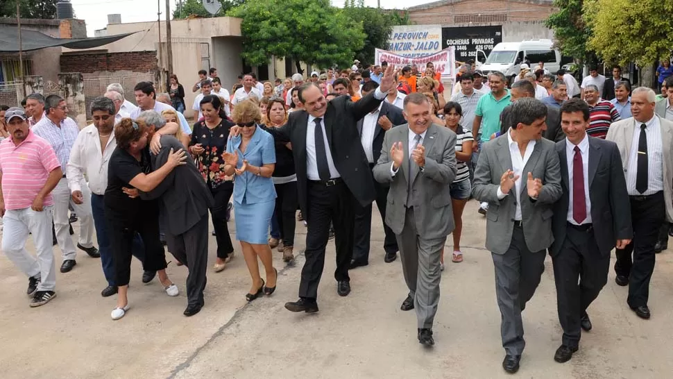 MÁS ASFALTO. Alperovich inauguró ayer pavimento en Banda del Río Salí, y luego partió hacia Buenos Aires.