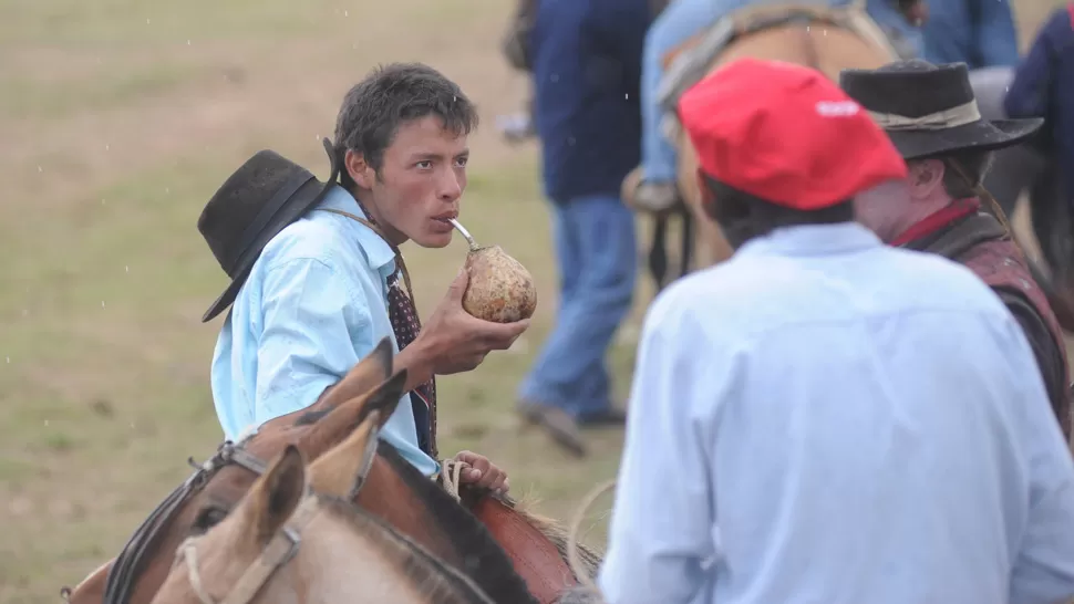 LA CÉLEBRE INFUSIÓN. Un baqueano con el mate grande típico del yerbiao. la gaceta / foto de franco vera(archivo)
