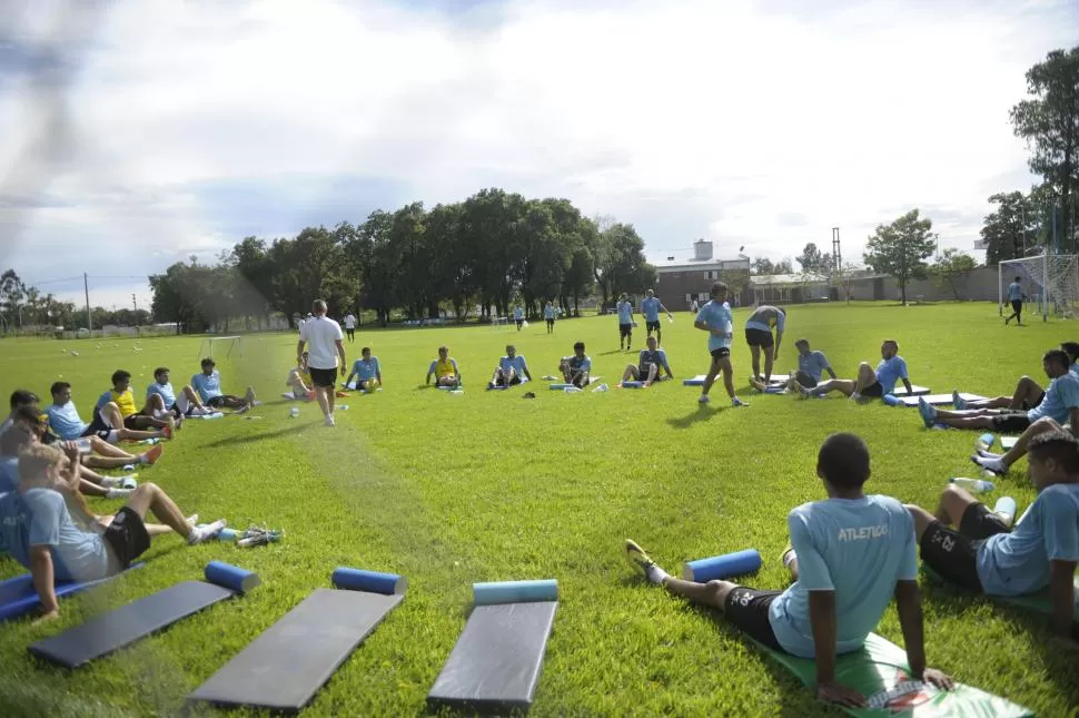 REUNIDOS. Los jugadores elongan después de una dura sesión de trabajo en el “José Salmoiraghi”. Hoy habrá cambio de sede. Será en el Monumental de 25 y Chile. la gaceta / fotos de franco vera