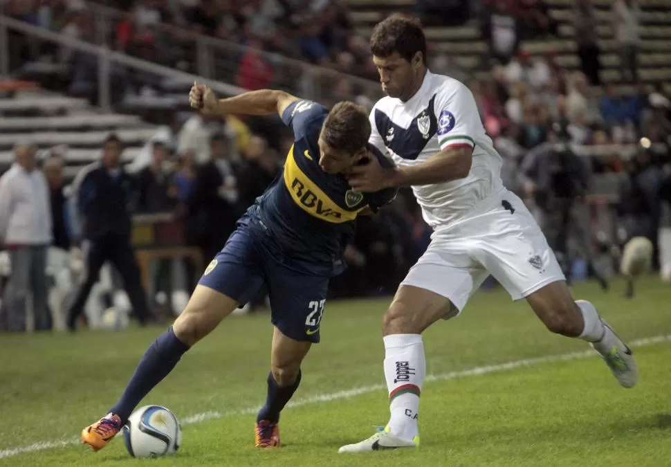 COMBATIVO. Calleri, de Boca, intenta sacarse de encima a Domínguez, de Vélez. El delantero “Xeneize” aportó sacrificio y despliegue pero el faltó concretar en la red. telam