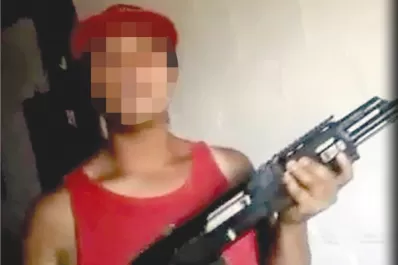 Se filmaron mostrando un rifle AK 47
