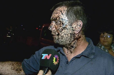 Un camión salpicó con brea a 33 autos en la General Paz