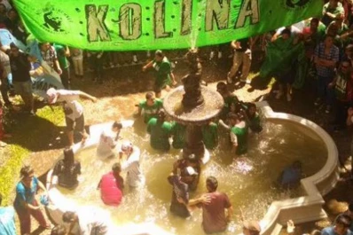 Militantes kirchneristas se divirtieron en la fuente interna de Casa Rosada