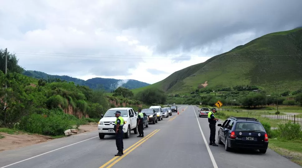 VIGILANCIA. La Policía reforzó la presencia de uniformados en Tafí del Valle, en El Mollar y en El Cadillal. la gaceta / foto de diego aráoz (archivo)