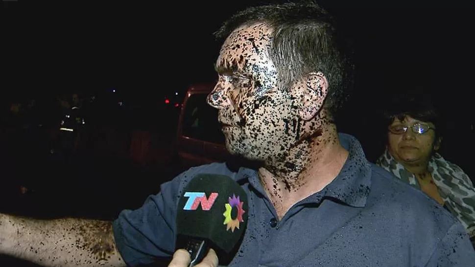 TAPADOS. La cantidad de combustible soltado al aire manchó los autos y llegó hasta los conductores que llevaban sus ventanillas bajas. FOTO TOMADA DE TWITTER.COM/TODONOTICIAS