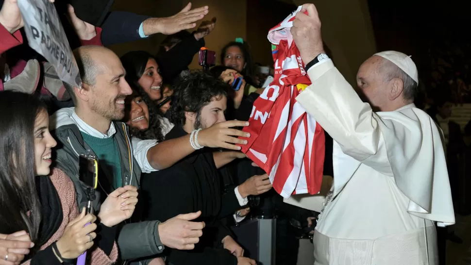 BIEN SANTO. Francisco recibió la camiseta de San Martín de parte de las sobrinas del vicepresidente del club. FOTOS GENTILEZA CLAUDIO DE CAMILO