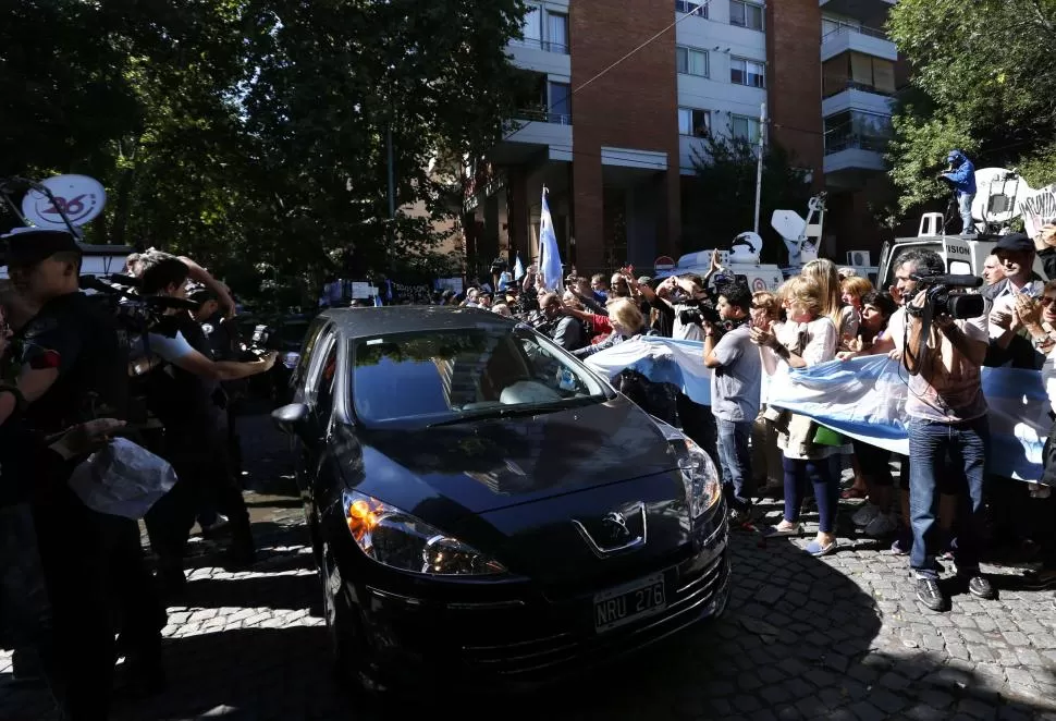 ÚLTIMO ADIÓS. El cortejo fue despedido por gran cantidad de personas cuando partió hacia el cementerio israelita. reuters 