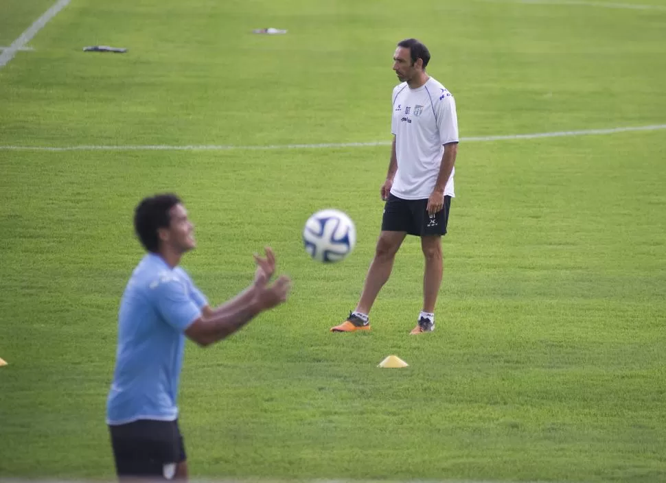 EN OBSERVACIÓN. “Todos los partidos nos sirven para evaluar rendimientos de cara al campeonato”, señaló Azconzábal. la gaceta / foto de jorge olmos sgrosso 