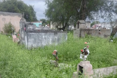 En medio de la maleza, el cementerio de La Madrid es una muestra de desidia