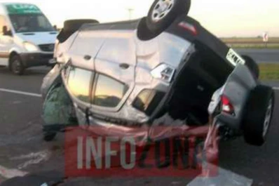 Mueren dos periodistas al volcar en una camioneta