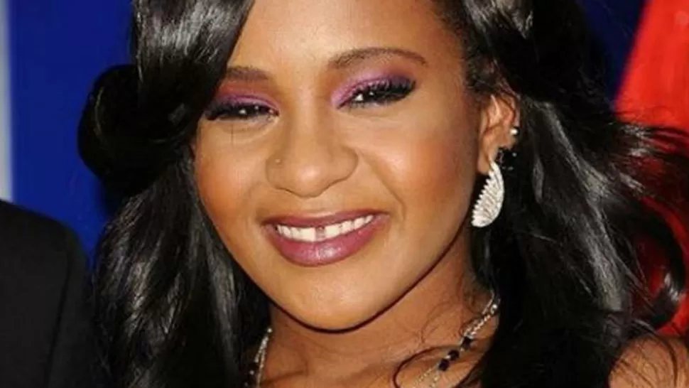  La hija única de la fallecida cantante Whitney Houston, Bobbi Kristina Brown, fue encontrada inconsciente en el baño de su casa 