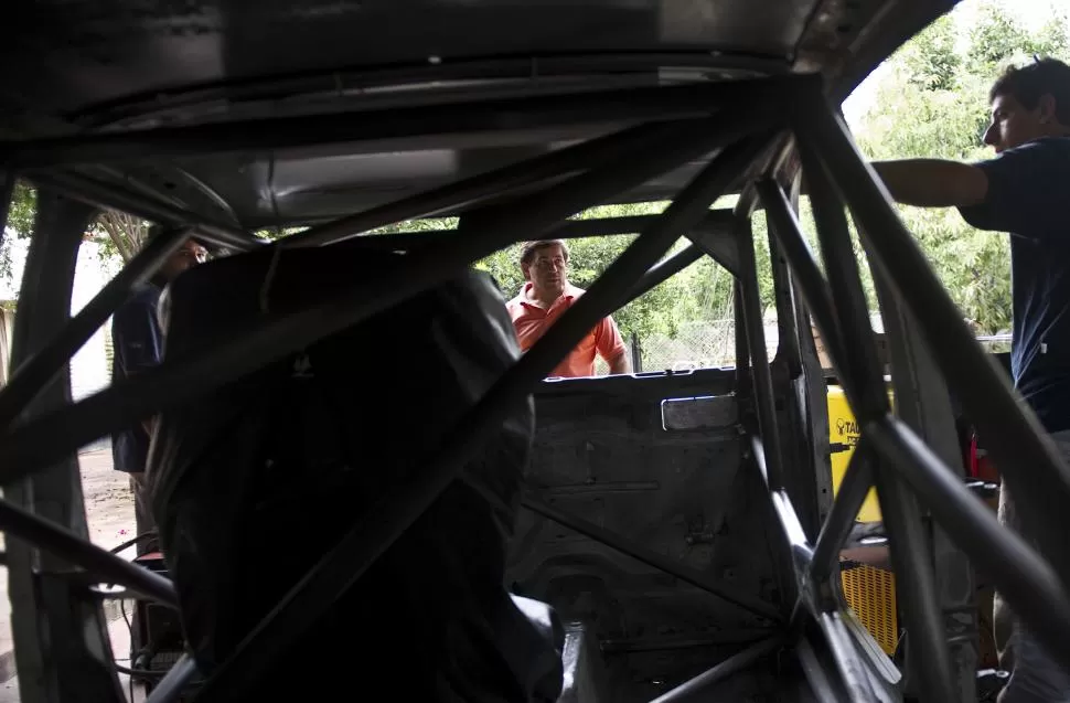 COMO UN ESQUELETO. Por estas horas las chispas son el principal adorno que rodea al VW Gol, ya que los trabajos que realiza Mohamed y sus colaboradores son de soldaduras. Al VW Gol sólo se le ve los fierros. LA GACETA / FOTO DE JORGE OLMOS SGROSSO