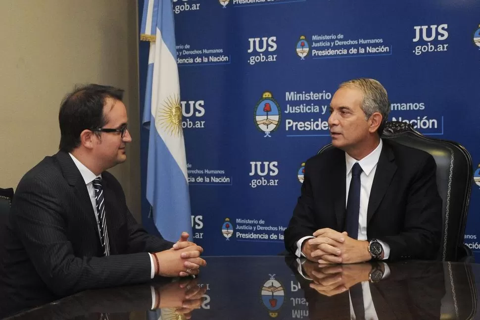 CON EL MINISTRO DE JUSTICIA. Carlés (izq.) y Alak en una reunión reciente. dyn