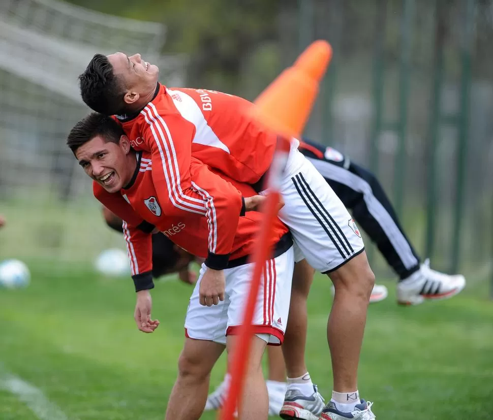 NUEVA CHANCE. Kranevitter (aquí con “Teo” Gutiérrez) volverá a ser el 5 de River. la gaceta / archivo