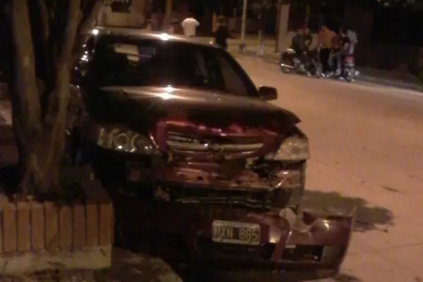 Chocó un auto estacionado, huyó y lo detuvieron