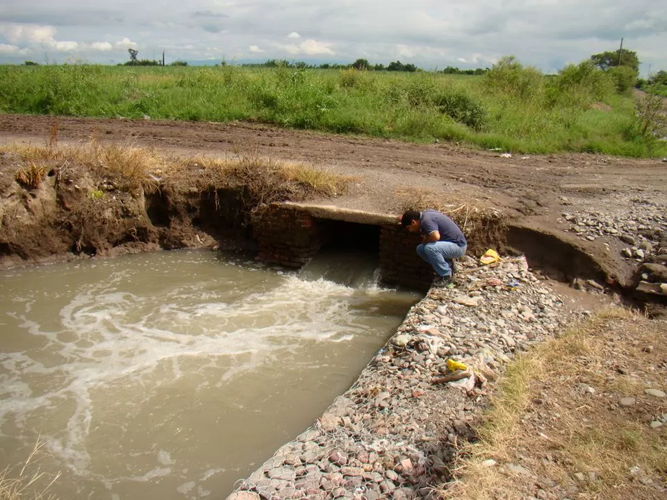 Desechos industriales en un arroyo que desemboca en la cuenca Salí-Dulce