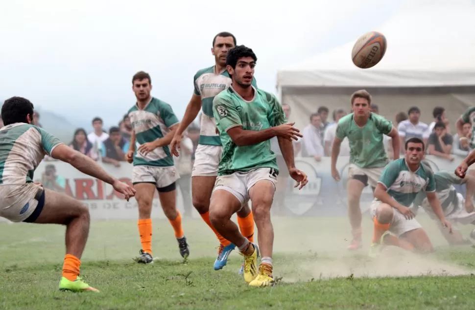 CON TODO EL PANORAMA A SU FAVOR. Agustin López Ríos, del seleccionado tucumano de rugby que jugó bajo el nombre de Universidad Siglo 21, abre el juego en una escena de la final en la que venció con claridad al representativo de Huirapuca. FOTOS DE PAULA CARLINO