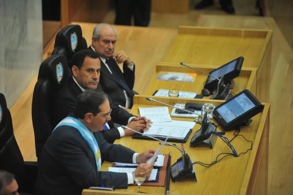 RECIENTE. Alperovich lee su discurso ante la cámara, el 1 de marzo del año pasado. Sólo faltó en 2010, debido a que se recuperaba de una operación. LA GACETA / FOTO DE DIEGO ARÁOZ (ARCHIVO)