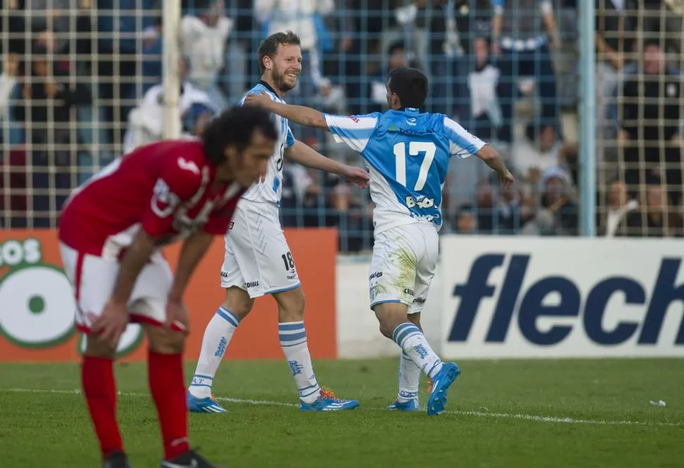 DEBUTANTE FELIZ. Menéndez (18) marcó el gol que le dio el triunfo al “Decano” en el último clásico. Fue por 2-1. la gaceta / foto de jorge olmos sgrosso (archivo)