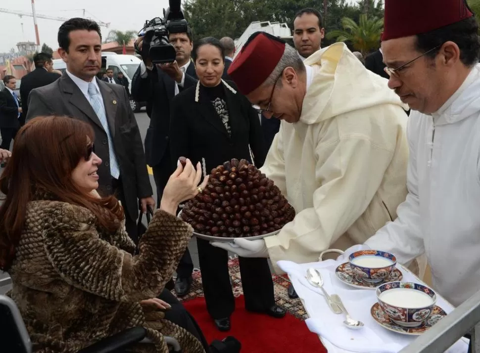 CON HONORES. En Marruecos, Cristina Fernández fue agasajada por autoridades de ese país con bebidas y productos típicos del país. presidencia de la nación